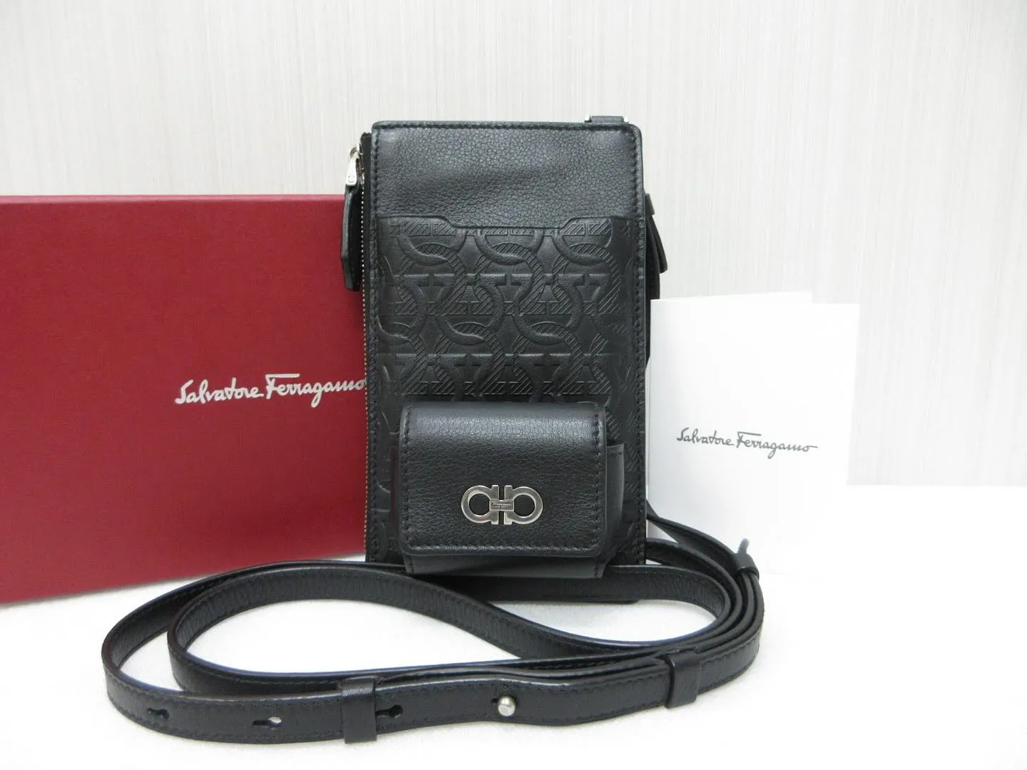 Ferragamoフェラガモのバッグスマートフォンエアポッズ...
