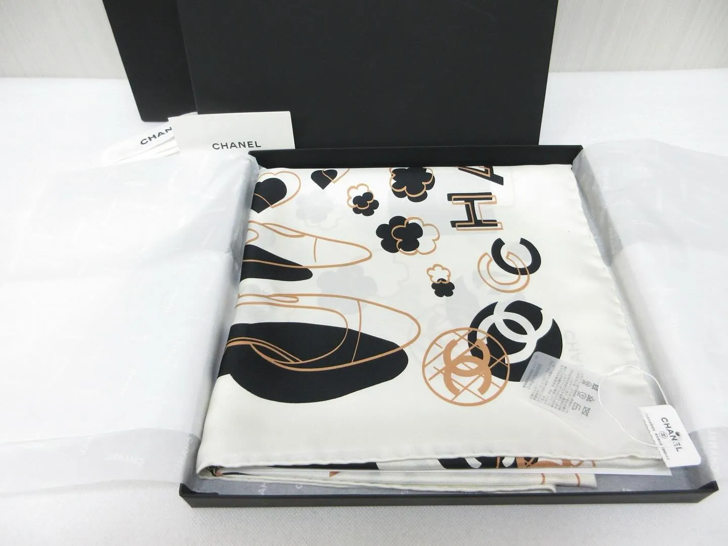 CHANELシャネルの小物ココマークロゴシルクスカーフを買取...