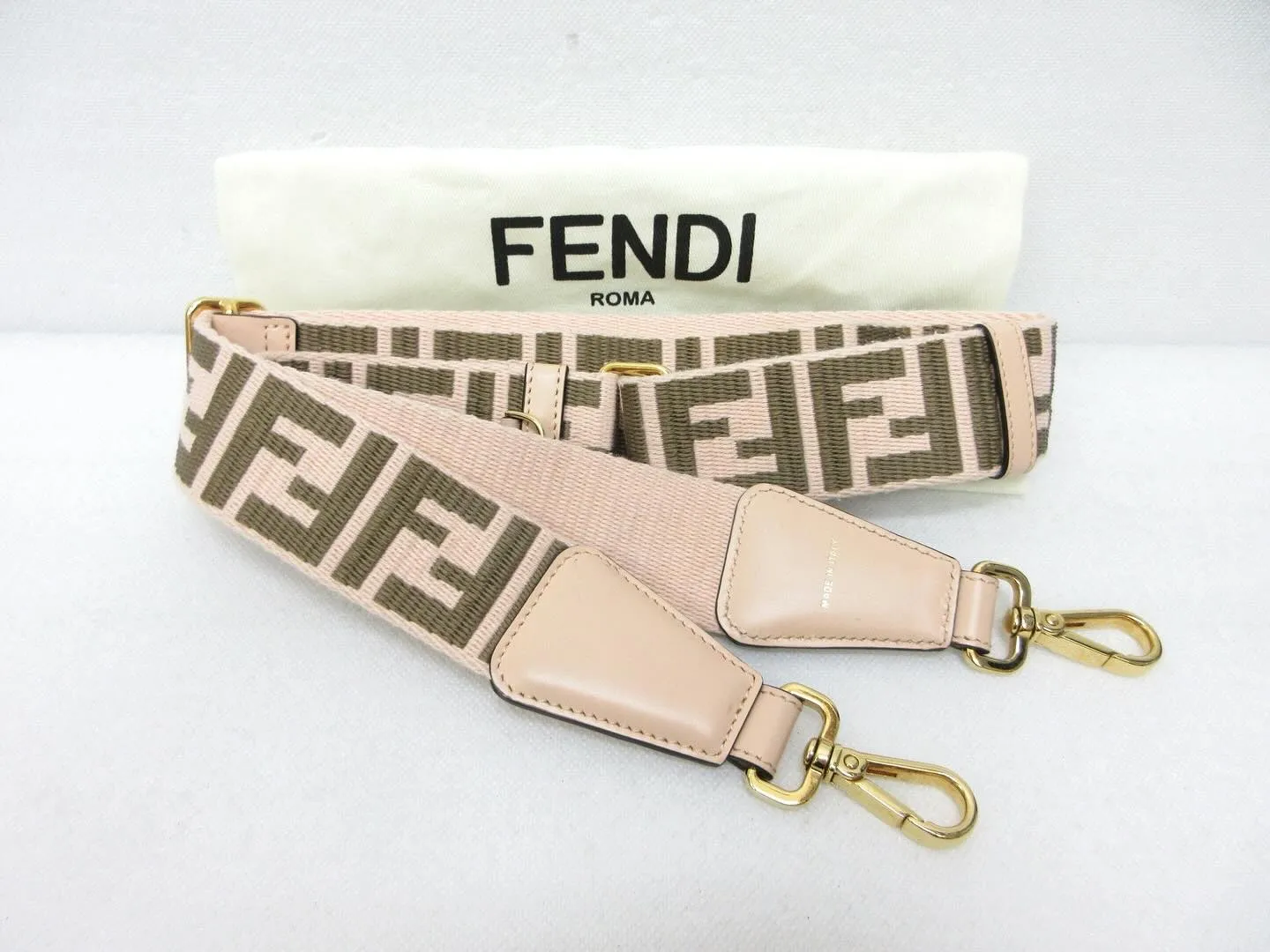 FENDIフェンディの小物ショルダーストラップを買取させてい...