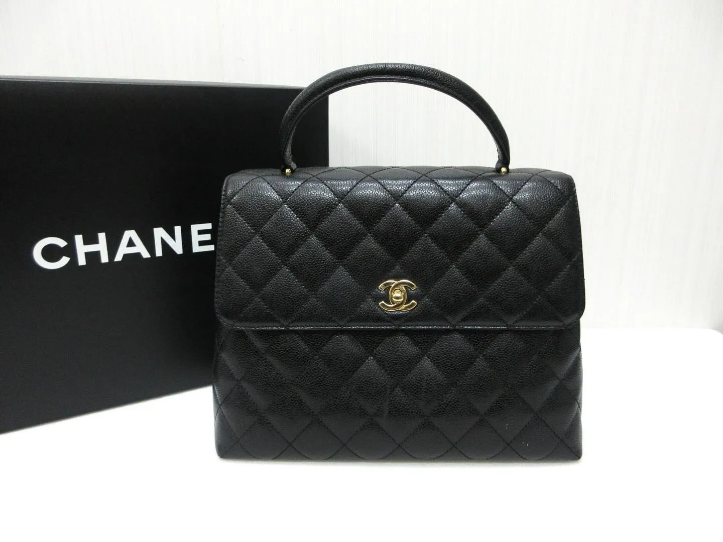 CHANELシャネルのバッグマトラッセキャビアスキンココマー...
