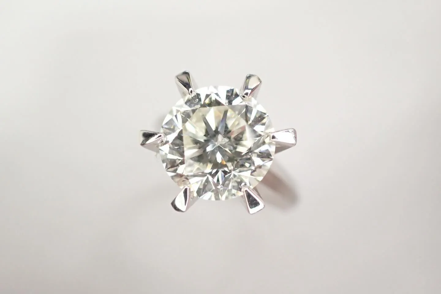 貴金属ジュエリー宝石金プラチナ大粒3.2ct以上もあるダイヤ...