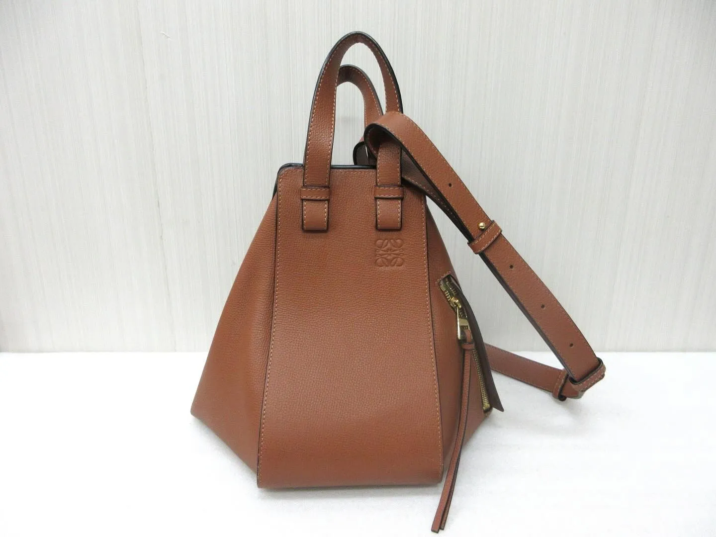 LOEWEロエベのバッグハンモックスモールレザーショルダーバ...