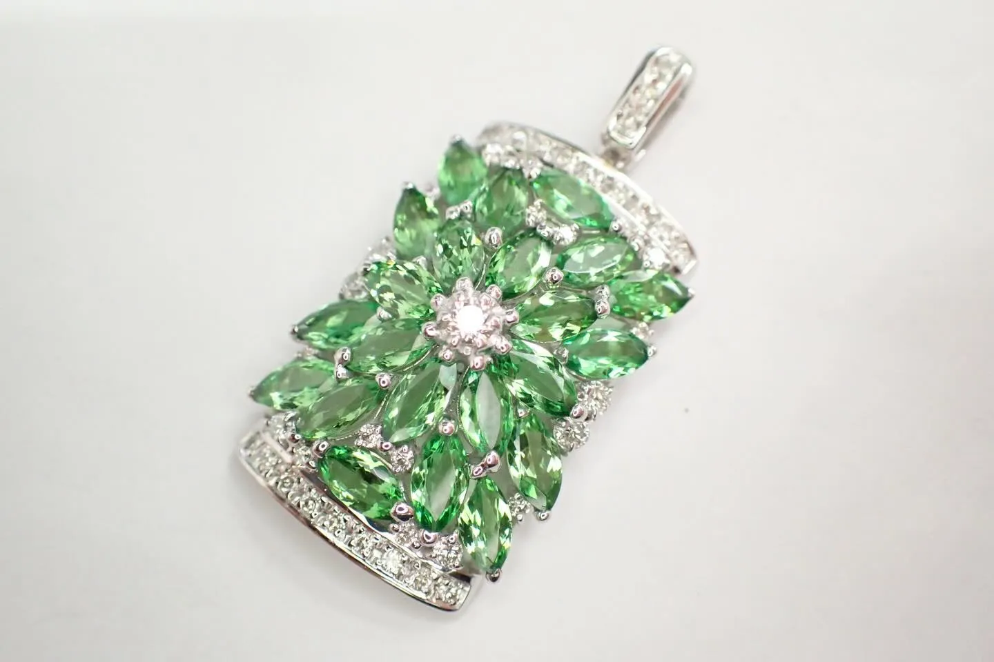 貴金属ジュエリー宝石グロッシュラーガーネットを5ct以上も装...