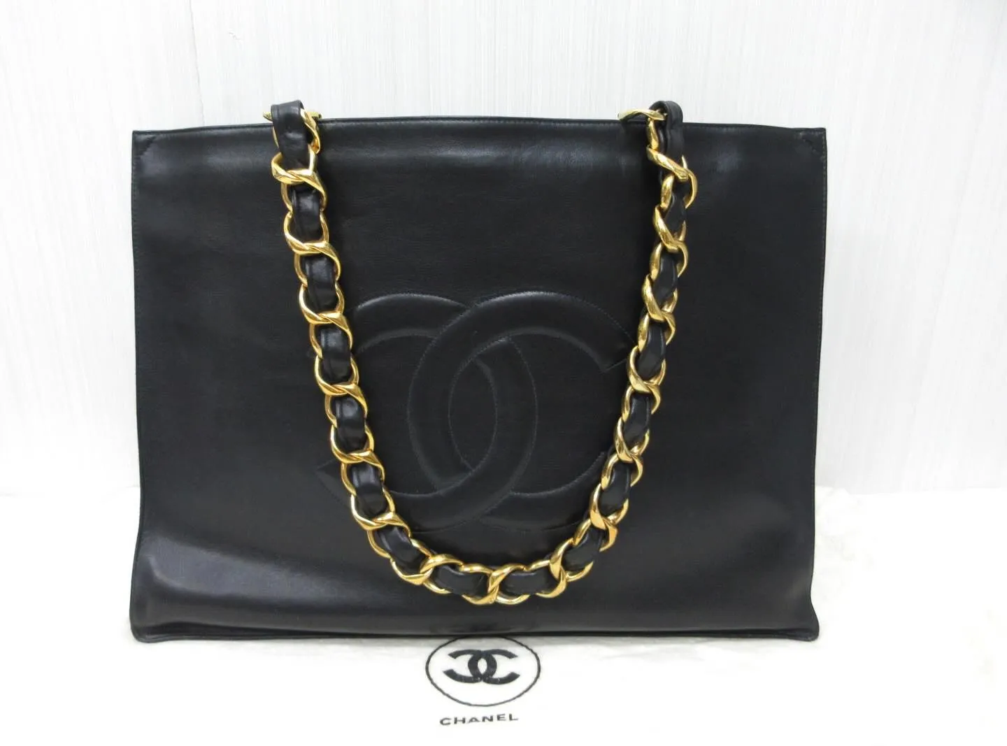 CHANELシャネルのバッグラムスキンココマークチェーンショ...