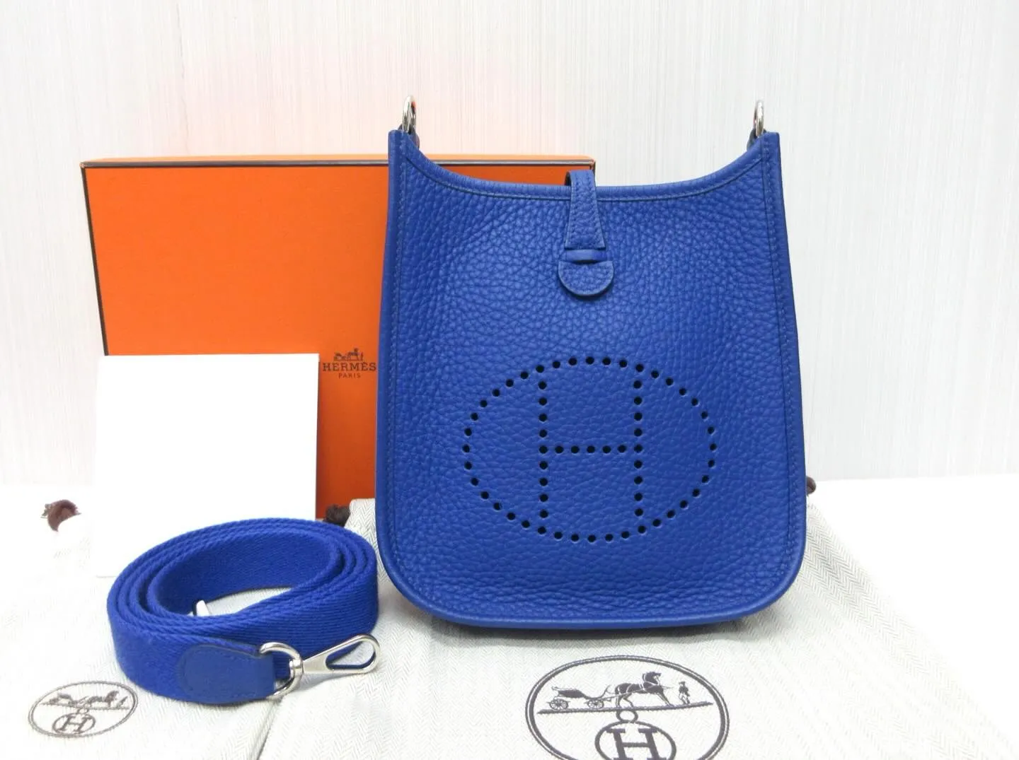 HERMESエルメスのバッグエブリンTPMショルダーバッグを...