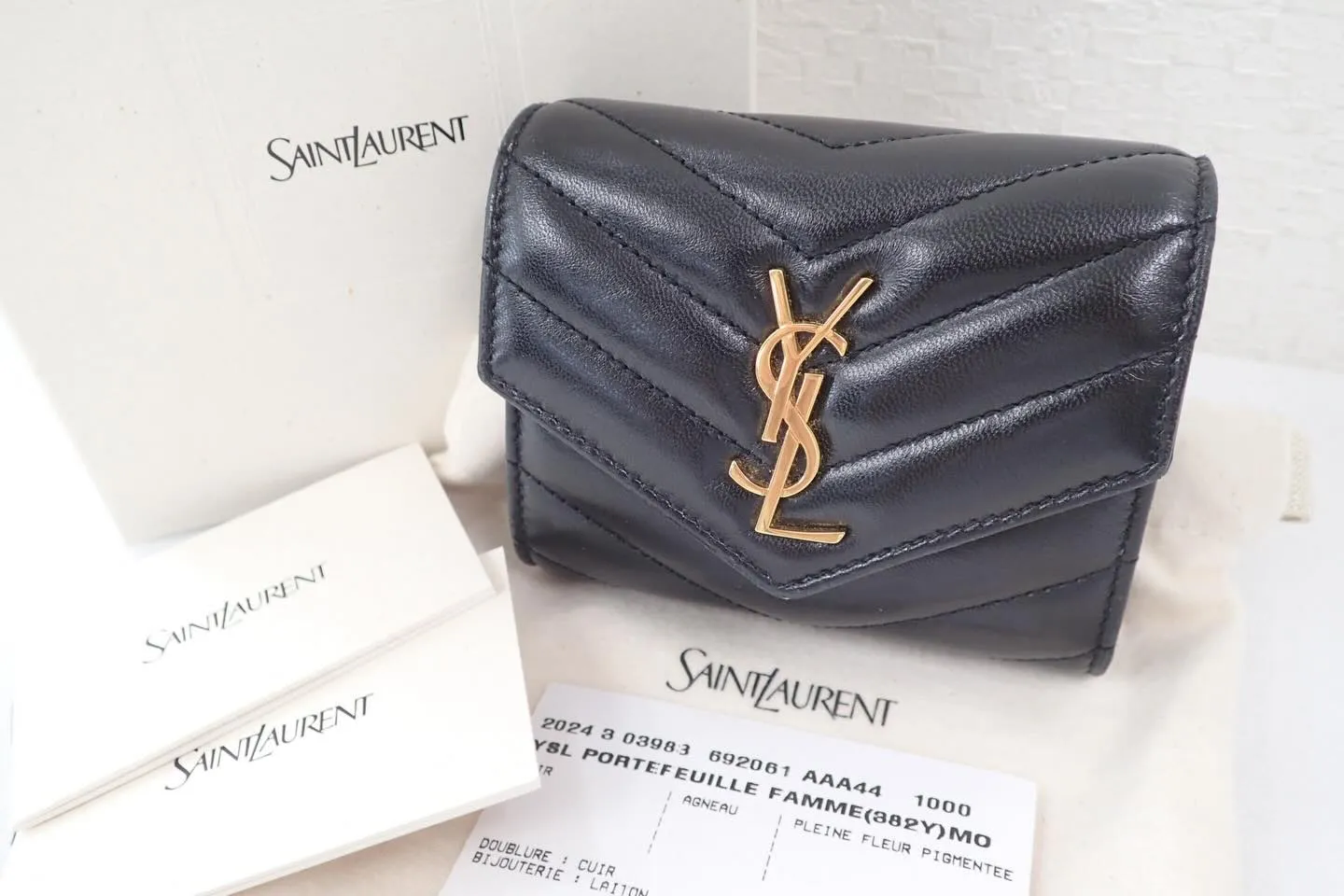 YSLサンローランの小物カサンドラ財布コンパクトウォレットを...