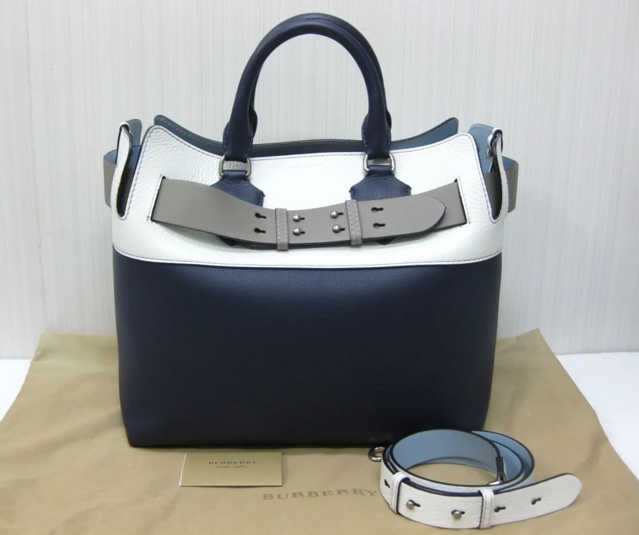 BURBERRYバーバリーのバッグレザーハンドバッグベルトバ...