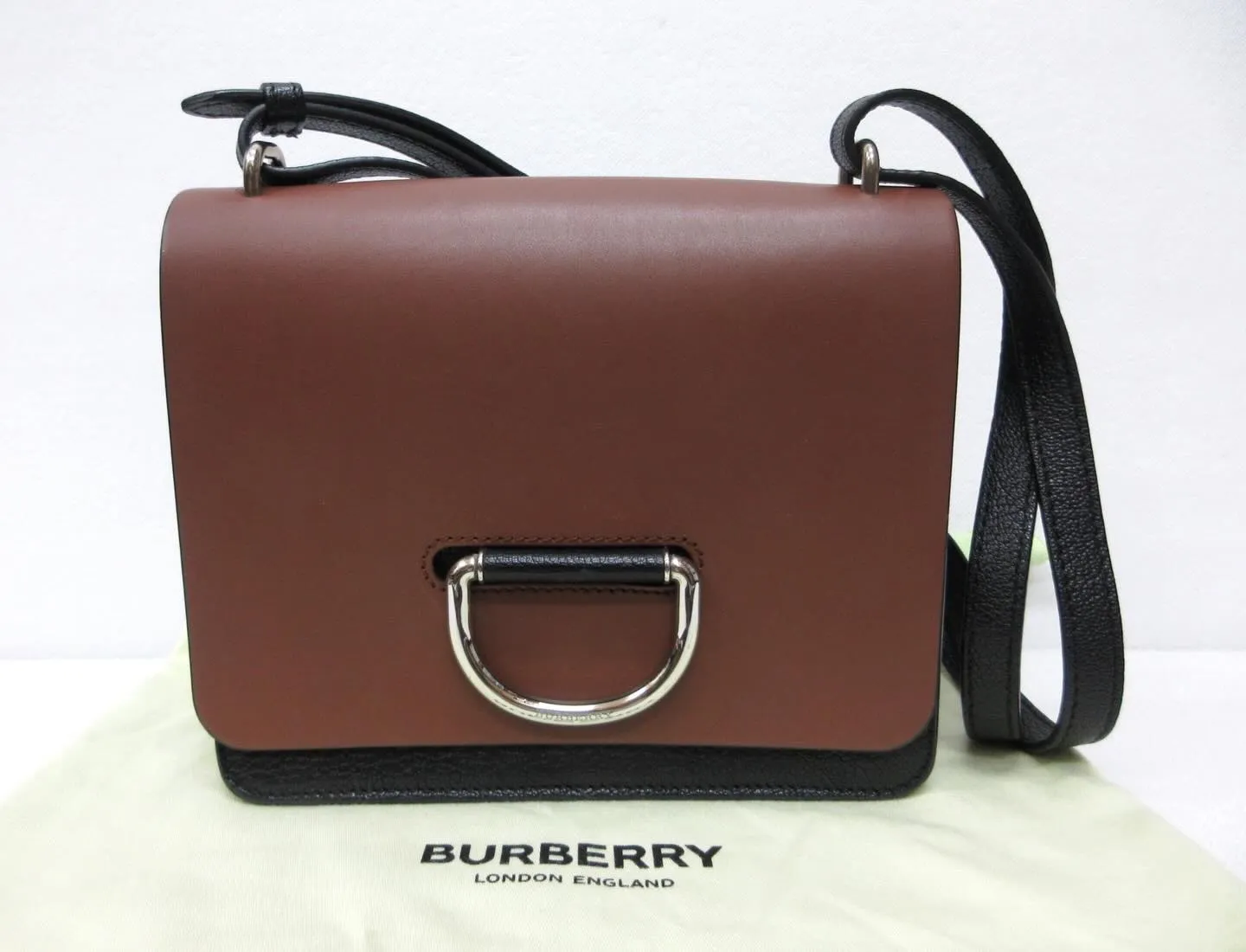 BURBERRYバーバリーのバッグDリングレザークロスボディ...