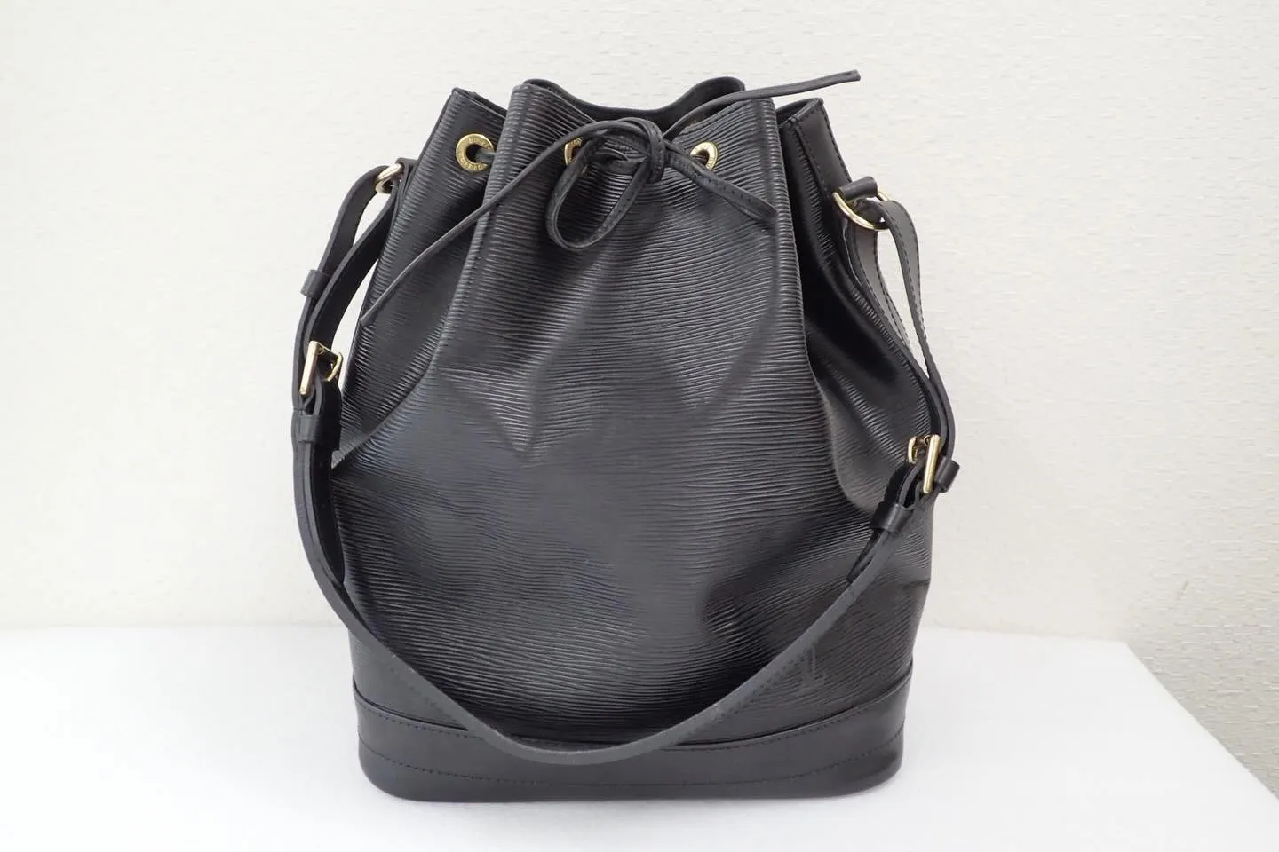 LVルイヴィトンのバッグエピノエ巾着ショルダーバッグを買取さ...