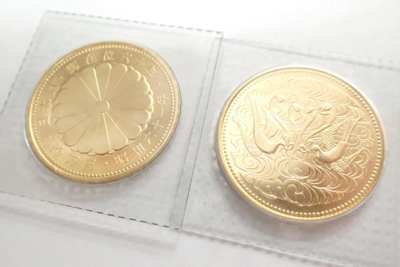 貴金属ジュエリー宝石K24純金製の10万円金貨を買取させてい...