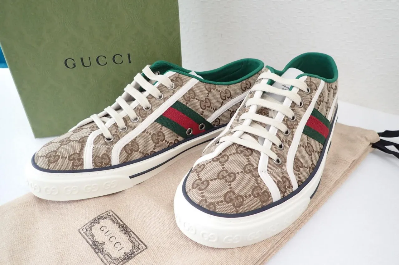 GUCCIグッチの靴GGキャンバステニス1977スニーカーを...
